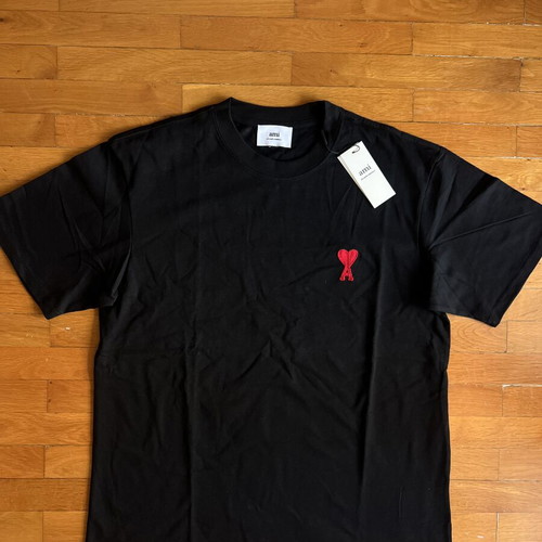 Ami Tee new, available in S and M, slim fit