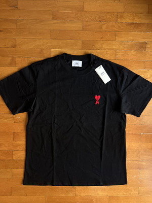Ami Tee new, available in S and M, slim fit