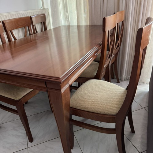 Extendable dining table with 6 chairs like new