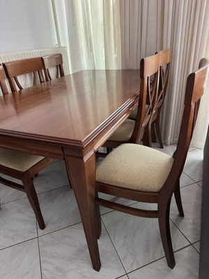 Extendable dining table with 6 chairs like new