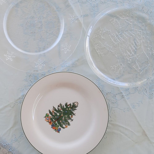 Christmas dishes like new, 3 large platters and salt-pepper set