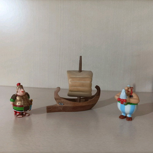 Wooden trireme and mini figures like new, set of 3 pieces