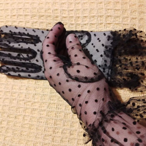 Short women's gloves made of tulle with dots new, black