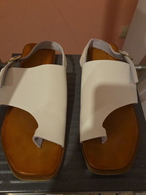 Sandals Adam's Shoes white size 39 used