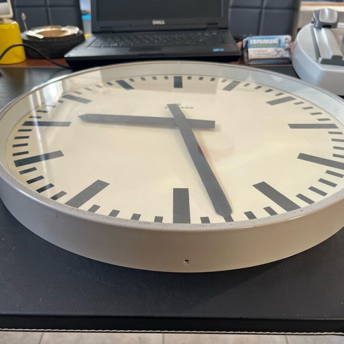 Siemens 220v wall clock analog used from 1960
