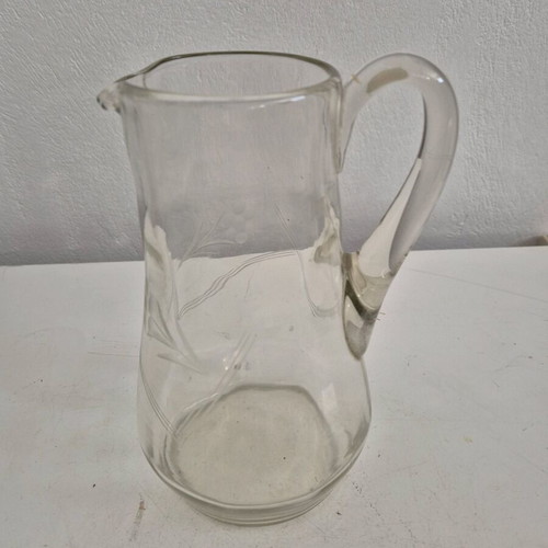 Glass water/wine pitcher like new