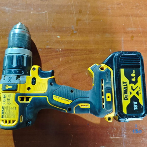 Dewalt DCD796 drill used with 4AH battery and charger