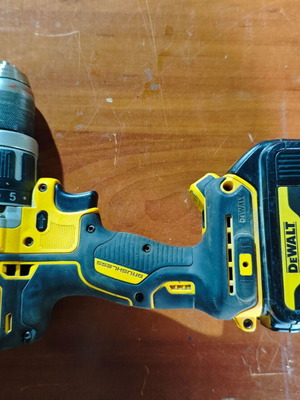 Dewalt DCD796 drill used with 4AH battery and charger