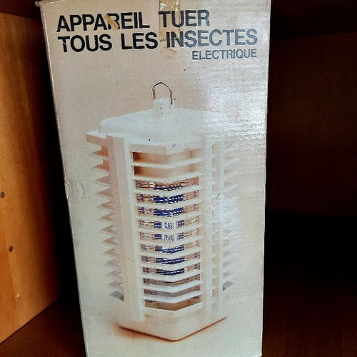 Retro electric insect zapper used 1300 volt