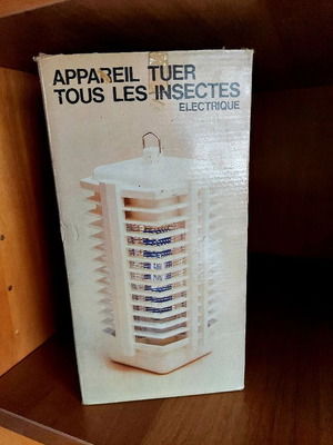 Retro electric insect zapper used 1300 volt