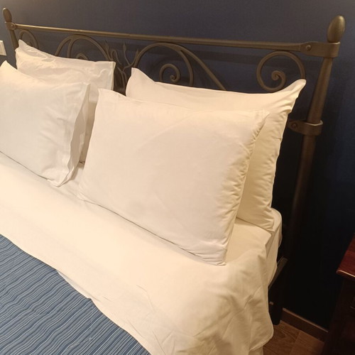 Iron double bed like new, solid without mattress