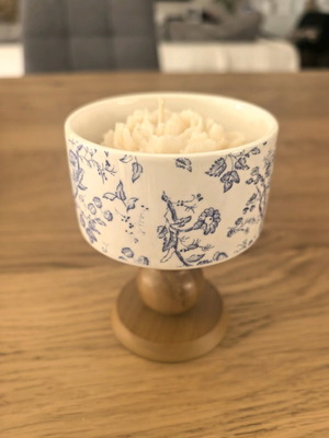 Scented candle gift like new