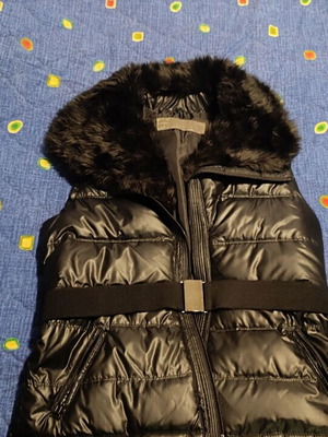 Women's sleeveless black jacket with fur collar and belt like new