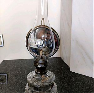 Παλιά γυάλινη λάμπα πετρελαίου, με καθρέφτη, συνολικού ύψους- με το λαμπόγυαλο- 35,5 εκατοστών