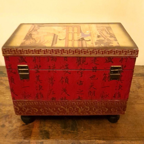 Retro Chinese red-bordeaux storage chest like new with feet