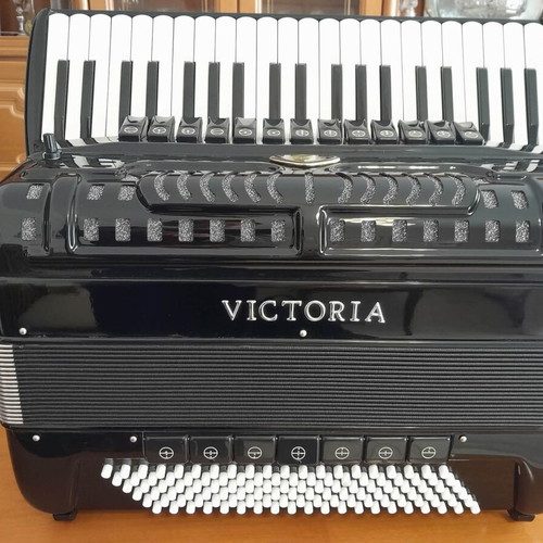 Victoria Professional A420V Accordion like new