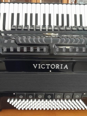 Victoria Professional A420V Accordion like new