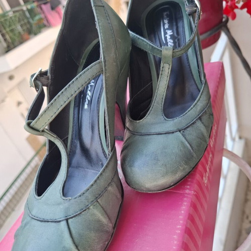 Tsakiris Mallas leather pumps with side buckle, like new, size 36, green