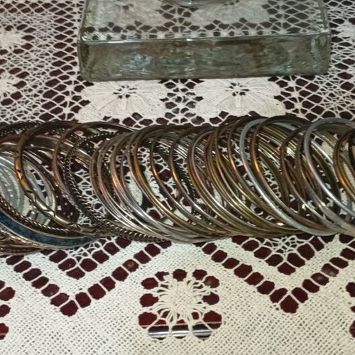 Bracelets used, set of 83 in silver, gold, pink, copper, bronze, black, blue
