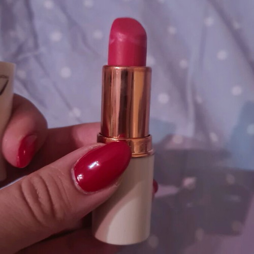 Lipstick used that moisturizes and plumps lips