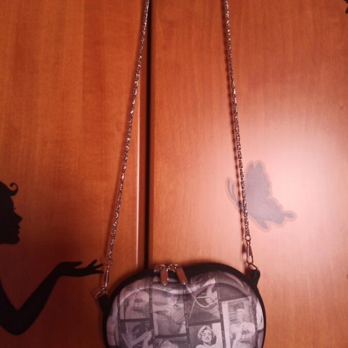 Heart crossbody bag used with chain and Marilyn Monroe figure