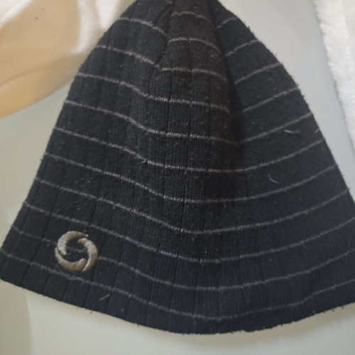 Beanies set like new, size M, pack of 2