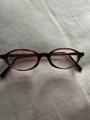 Vintage Italian Oval Eyeglass Frame like new, thin narrow bordeaux