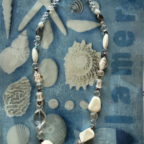 Set of 2 summer necklaces like new, white and pink