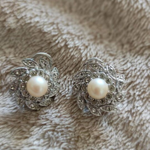 Vintage bracelet and earrings like new with faux pearls and silver clasp