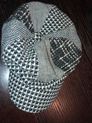 Women's hat like new, one size, white and black