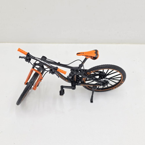 Metal Mountain Bike Model 1:8 scale like new with suspension
