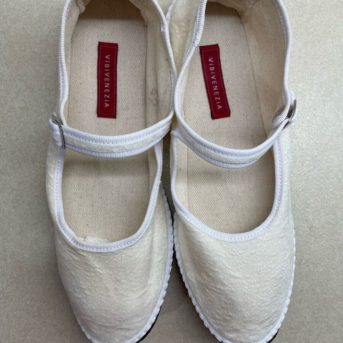 Vibi Venezia Mary Jane Bianca 42 in like new condition