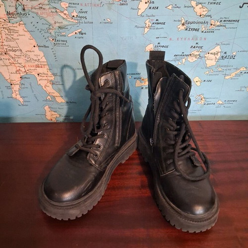 Zara boots size 34 with lug sole and zipper like new