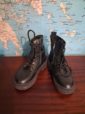 Zara boots size 34 with lug sole and zipper like new