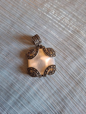 Vintage 925 Silver Pendant with Mother of Pearl and Marcasite like new
