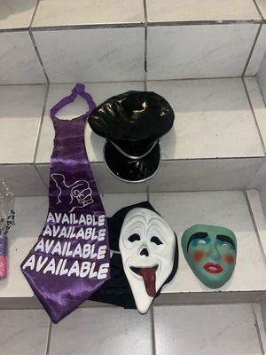 Διάφορα αποκριάτικα καπέλα και μάσκες σαν καινούργια