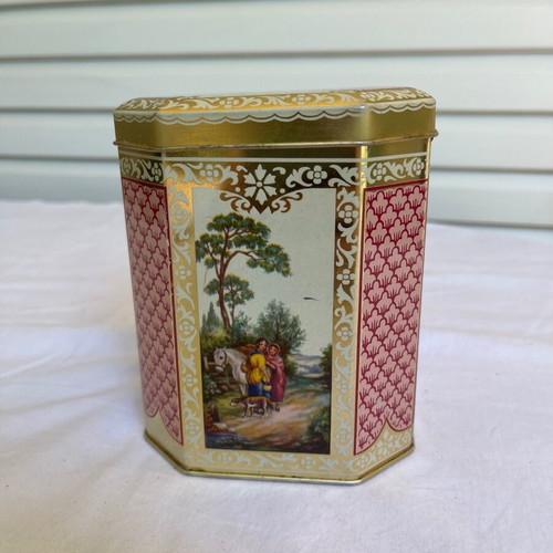Cake stand and tin box set used with lace design