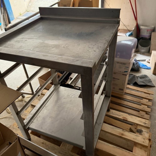 Stainless steel sinks, lantsa, table and baking tray racks used