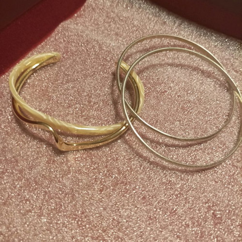 Set of 3 bangle bracelets with 2 bonus bracelets