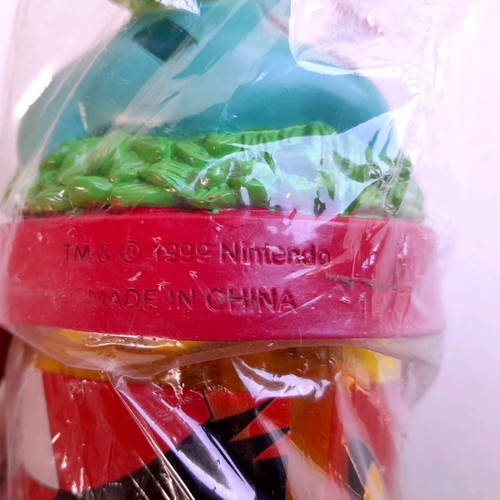 Pokemon glass with Bulbasaur figure season 1 1999 Nintendo new