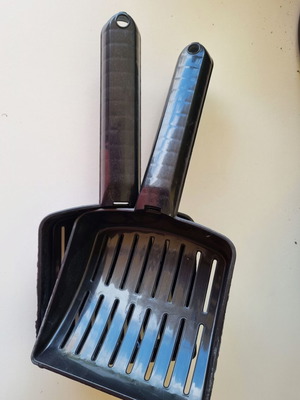 CAT / SET OF 2 SANITARY SAND SHOVELS
