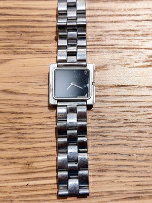 Gucci watch used unisex silver with broken frame