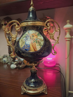 Tall Chinese vase in like new condition