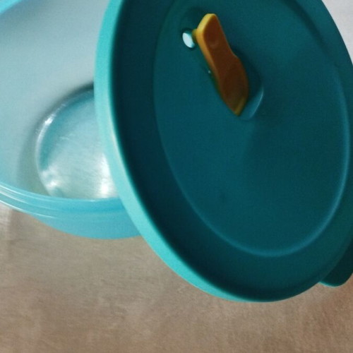 Tupperware medium storage container like new
