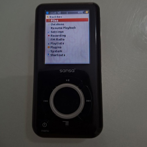 Sandisk Sansa e250 MP3 player with cable