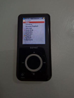 Sandisk Sansa e250 MP3 player with cable