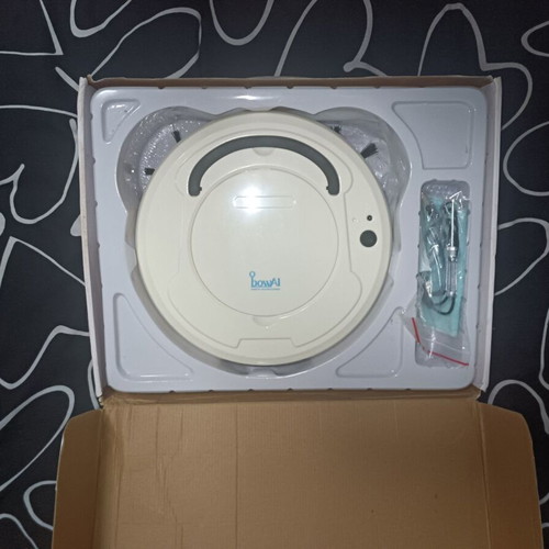 Robot vacuum new with charging cable, screwdriver and cleaning cloth
