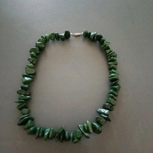 Short necklace new with green stones and silver details