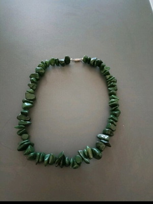 Short necklace new with green stones and silver details