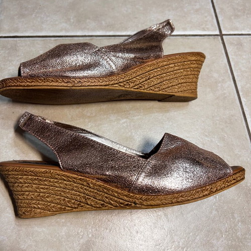Bronze sandals with straw effect sole like new